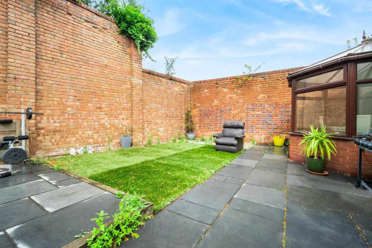 Holiday home Perfect Detached For Families & Groups With Private Parking *
