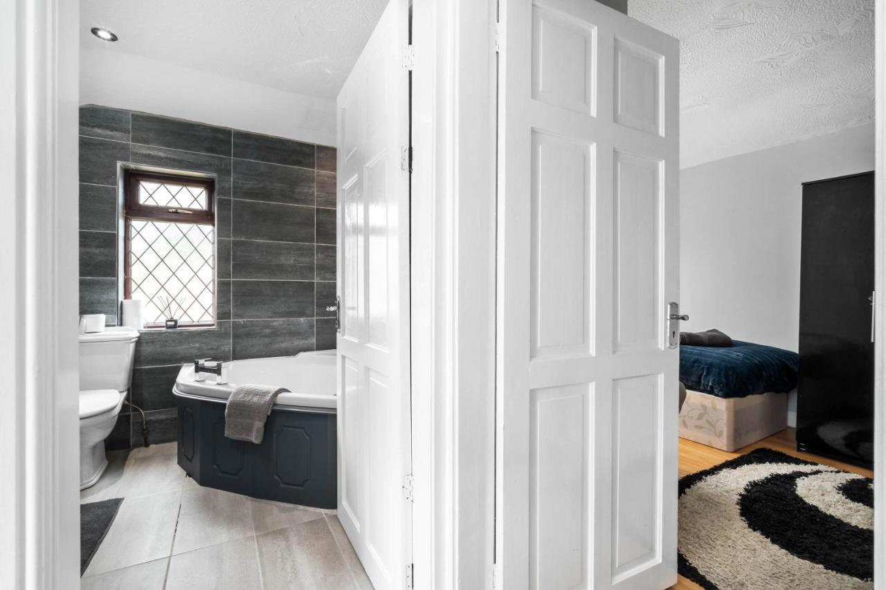 Holiday home Perfect Detached For Families & Groups With Private Parking Birmingham