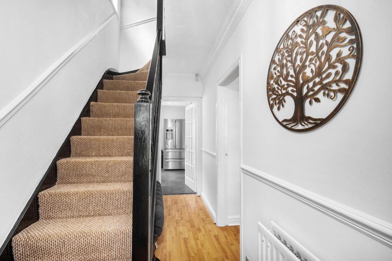 Perfect Detached For Families & Groups With Private Parking Holiday home Birmingham