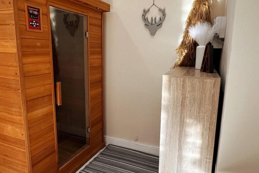 Jacuzzi Getaway With Sauna And Super King Bed Apartment
