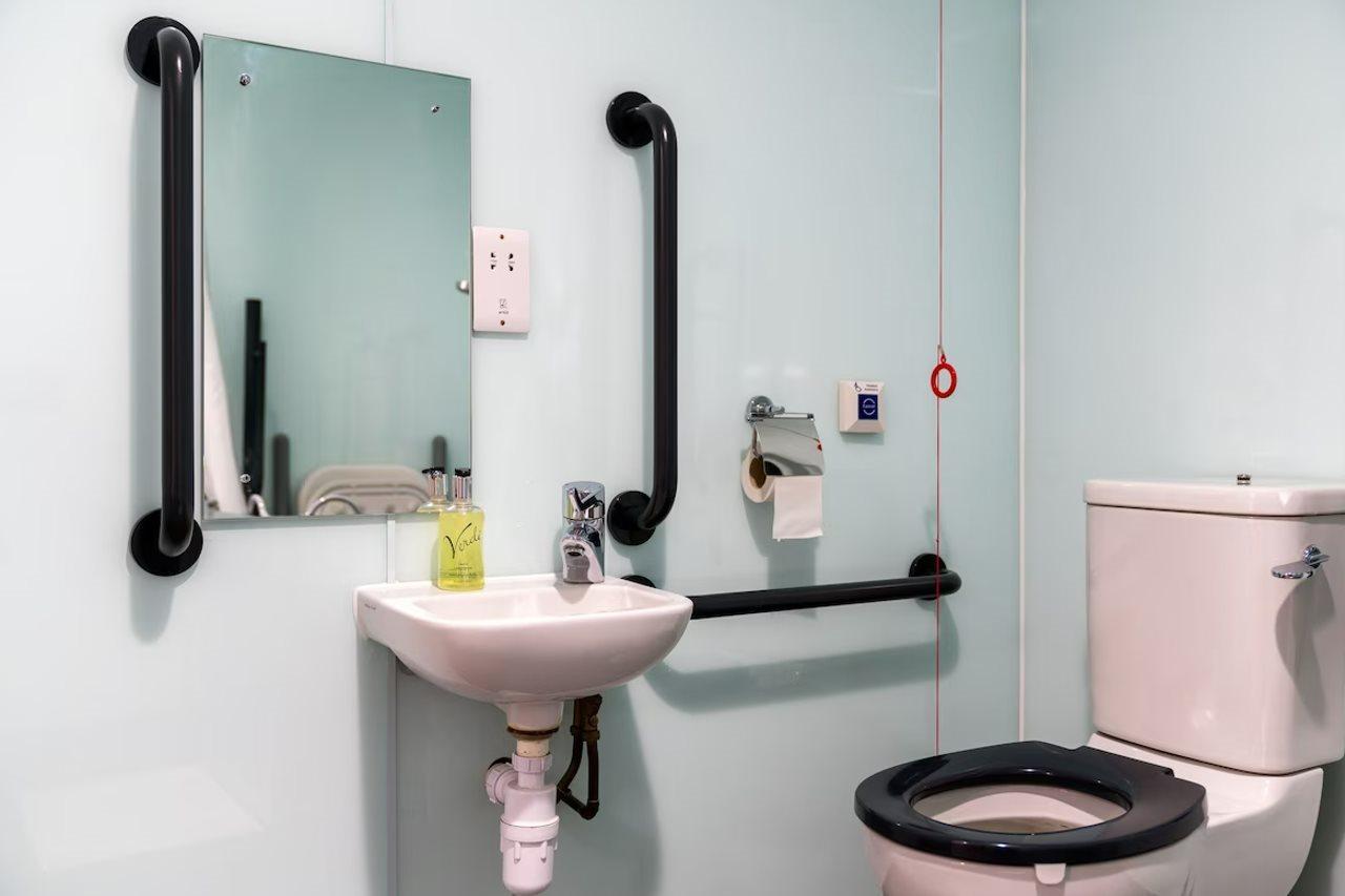 Easyhotel 3*