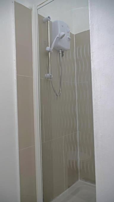 Apartment Cosy Entire 5 Min To Centre! Free Parking, Smart Tv Sleeps 3-4 *