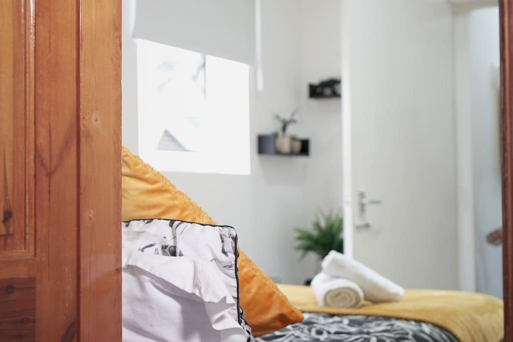 Cosy Entire 5 Min To Centre! Free Parking, Smart Tv Sleeps 3-4 *