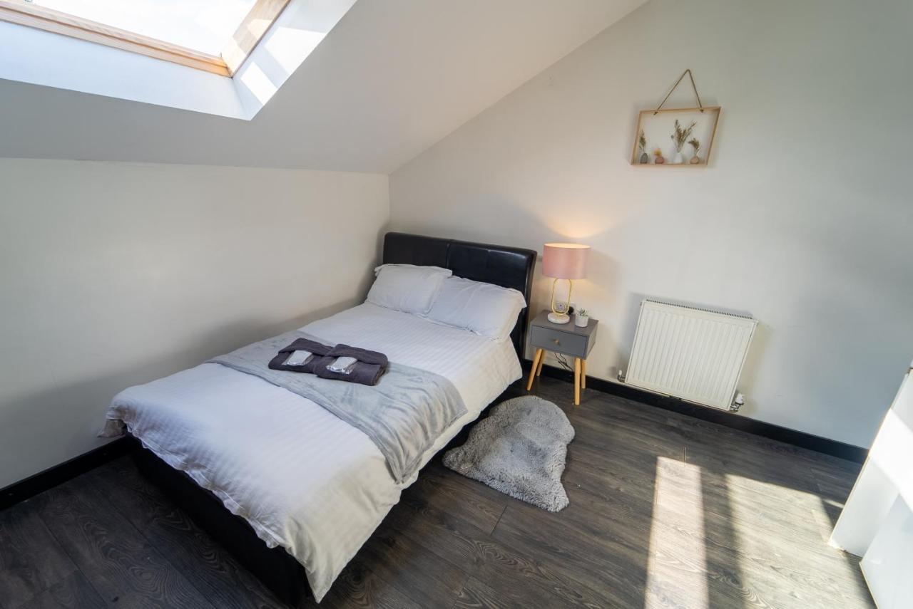 Available Close To Queen Elizabeth Hospital Apartment *