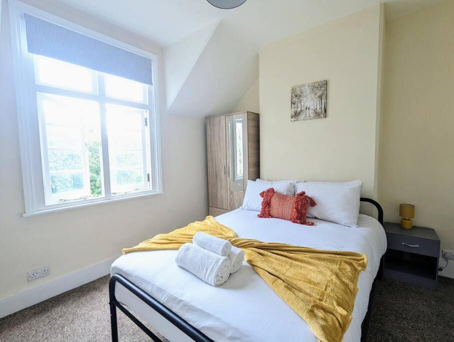 Charming 2 Bedroom House In Harborne With Parking