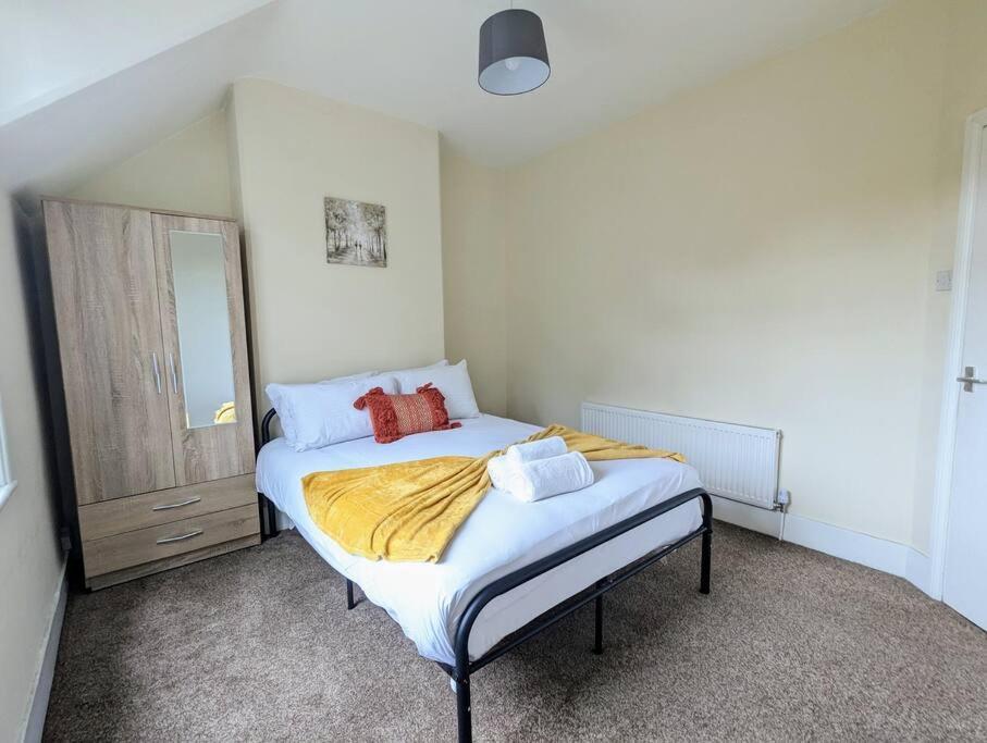 Charming 2 Bedroom House In Harborne With Parking *