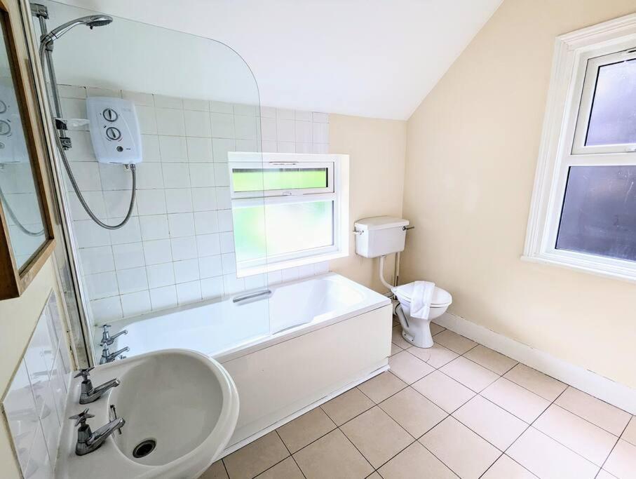 Charming 2 Bedroom House In Harborne With Parking