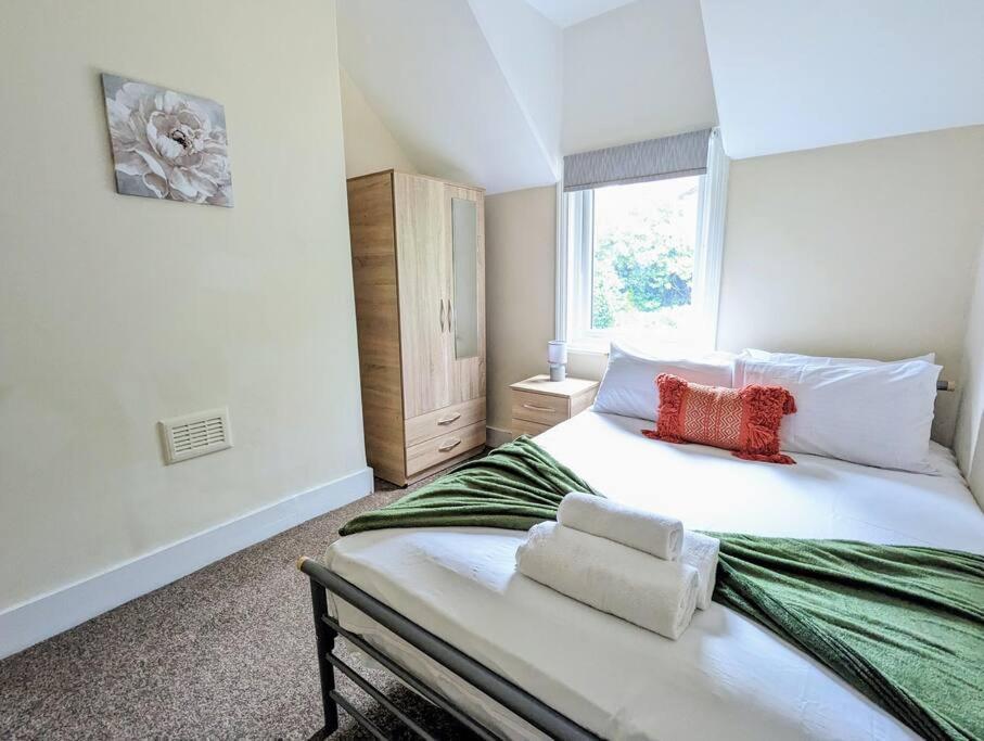 Charming 2 Bedroom House In Harborne With Parking Holiday home Birmingham