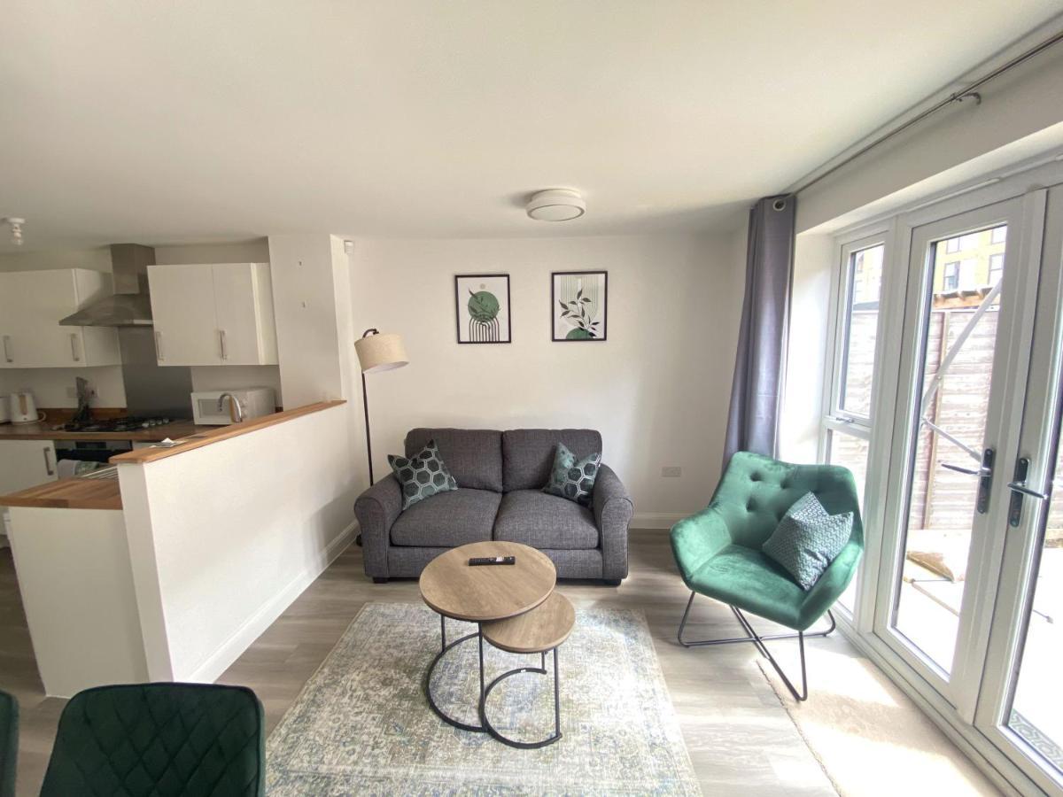 Townhouse: Spacious Group With Secure Parking Birmingham