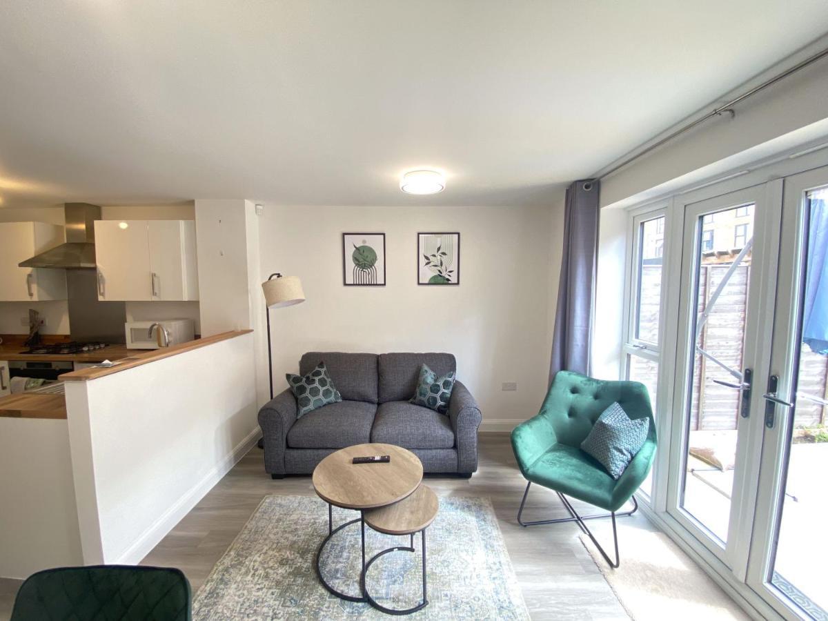Townhouse: Spacious Group With Secure Parking Birmingham