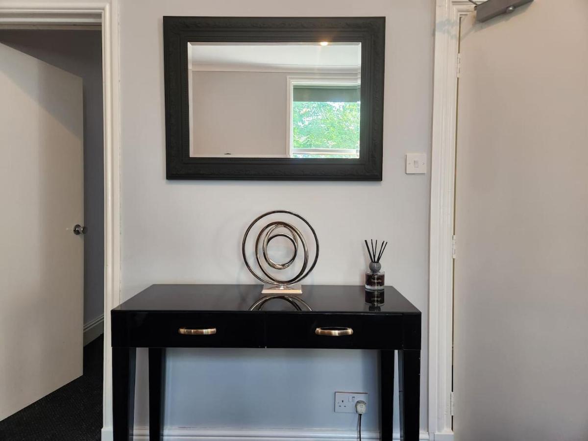 Elegant 5 Bedrooms Split Level Apartment *