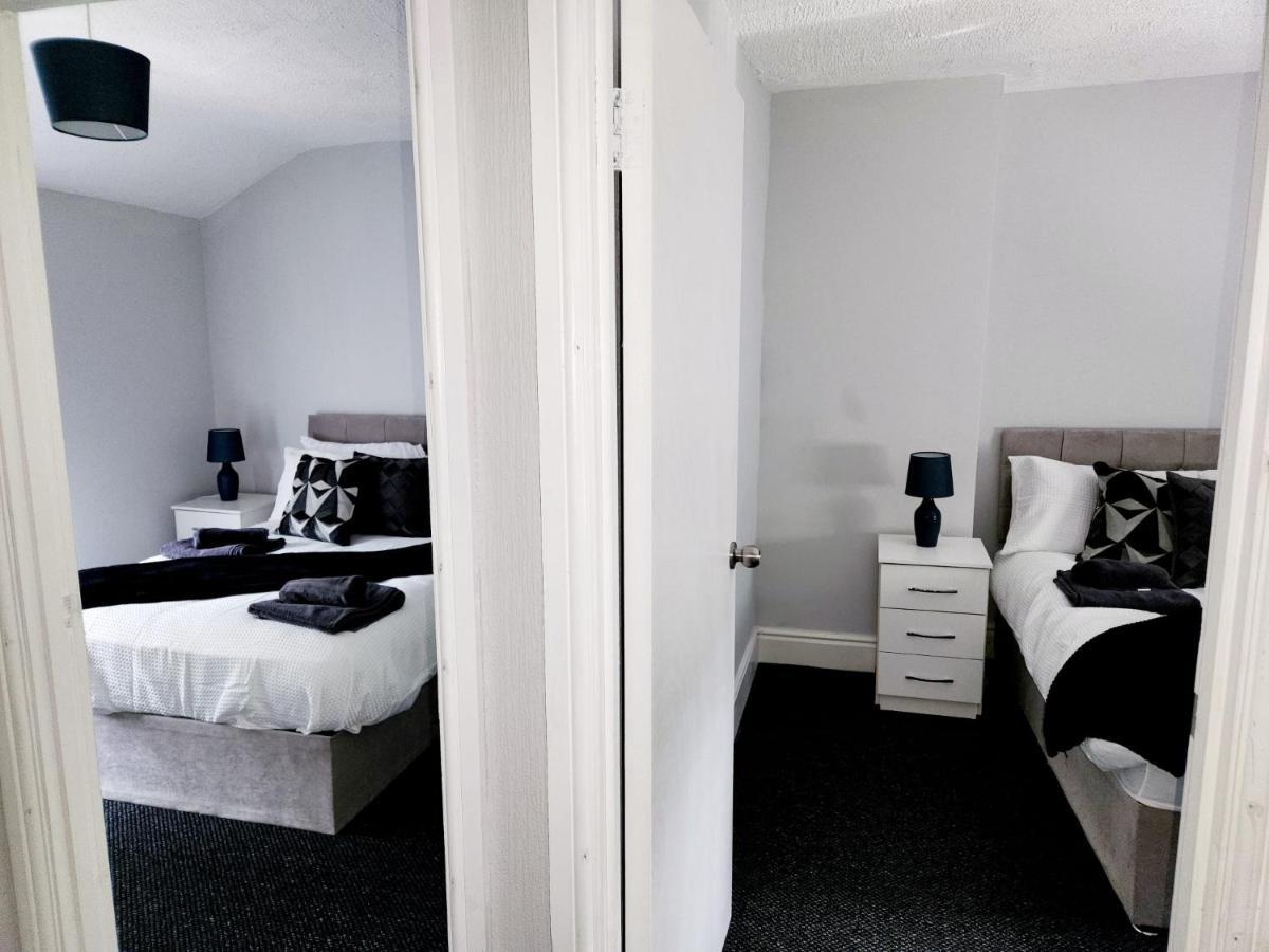Elegant 5 Bedrooms Split Level Apartment Birmingham