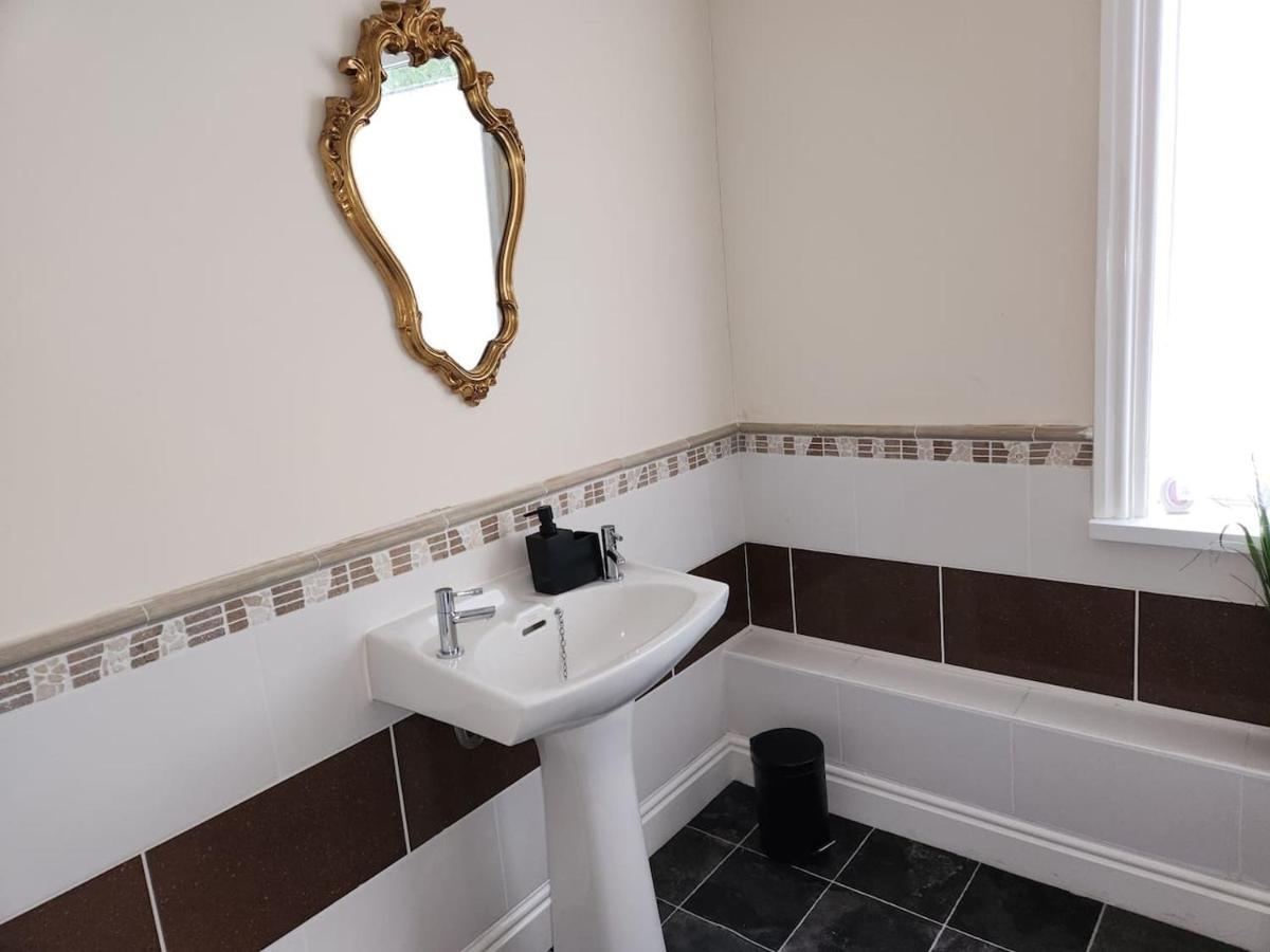 Elegant 5 Bedrooms Split Level Apartment Birmingham