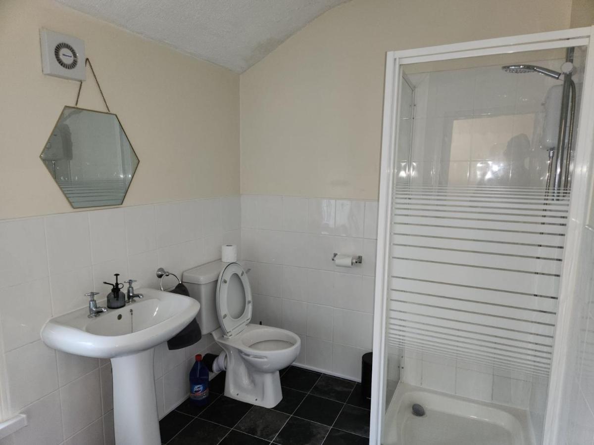 Elegant 5 Bedrooms Split Level Apartment Birmingham