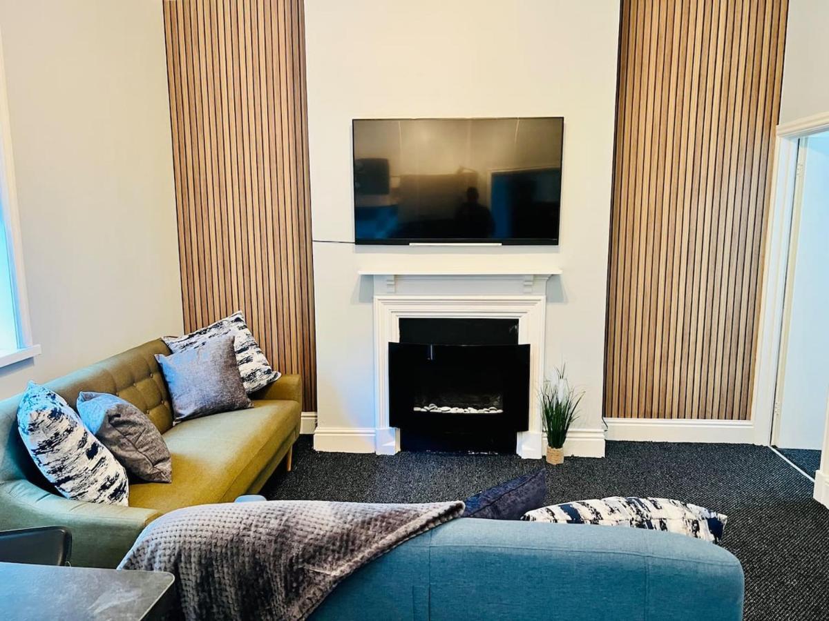 Elegant 5 Bedrooms Split Level Birmingham