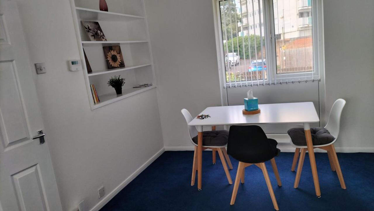 Leeson House In Harborne, Near Botanical Gardens, Queen Elizabeth Hospital, University, Utilita Arena, Edgbaston Cricket Ground, Cadbury World And The Mac, With Free Parking *