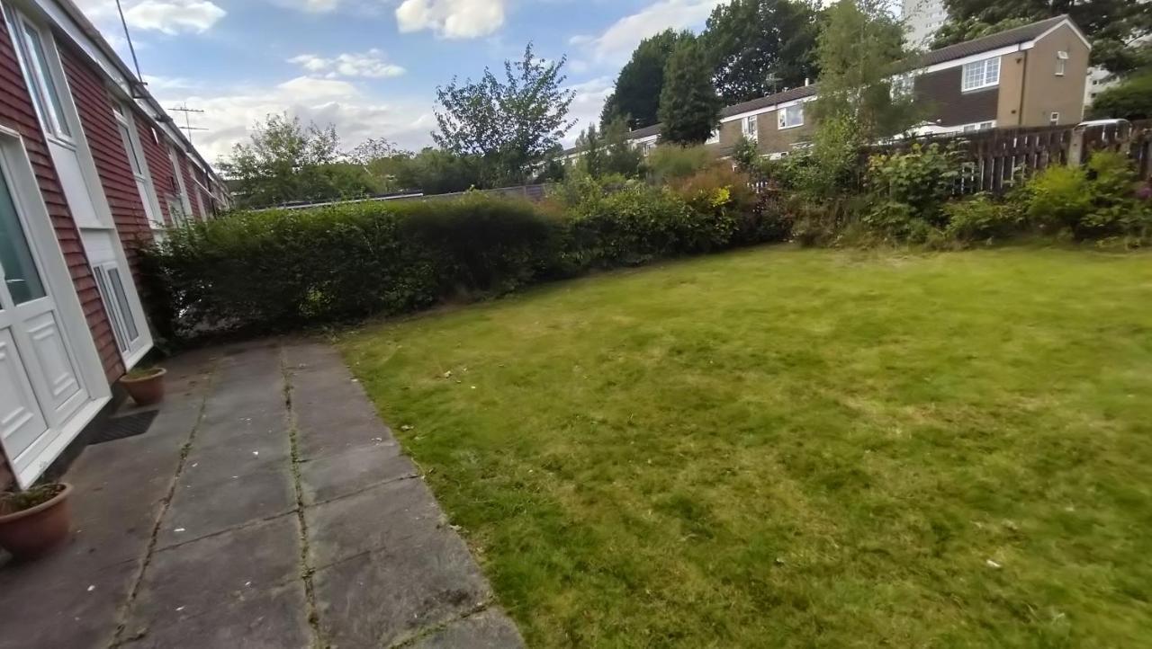 Apartment Leeson House In Harborne, Near Botanical Gardens, Queen Elizabeth Hospital, University, Utilita Arena, Edgbaston Cricket Ground, Cadbury World And The Mac, With Free Parking *