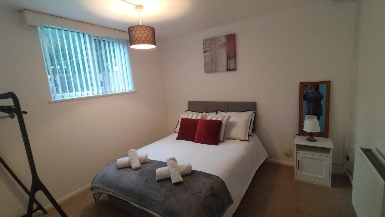 Leeson House In Harborne, Near Botanical Gardens, Queen Elizabeth Hospital, University, Utilita Arena, Edgbaston Cricket Ground, Cadbury World And The Mac, With Free Parking Apartment Birmingham