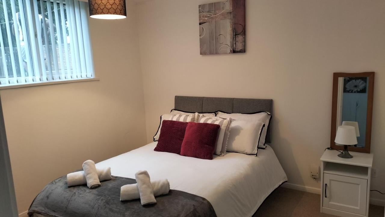 Apartment Leeson House In Harborne, Near Botanical Gardens, Queen Elizabeth Hospital, University, Utilita Arena, Edgbaston Cricket Ground, Cadbury World And The Mac, With Free Parking *