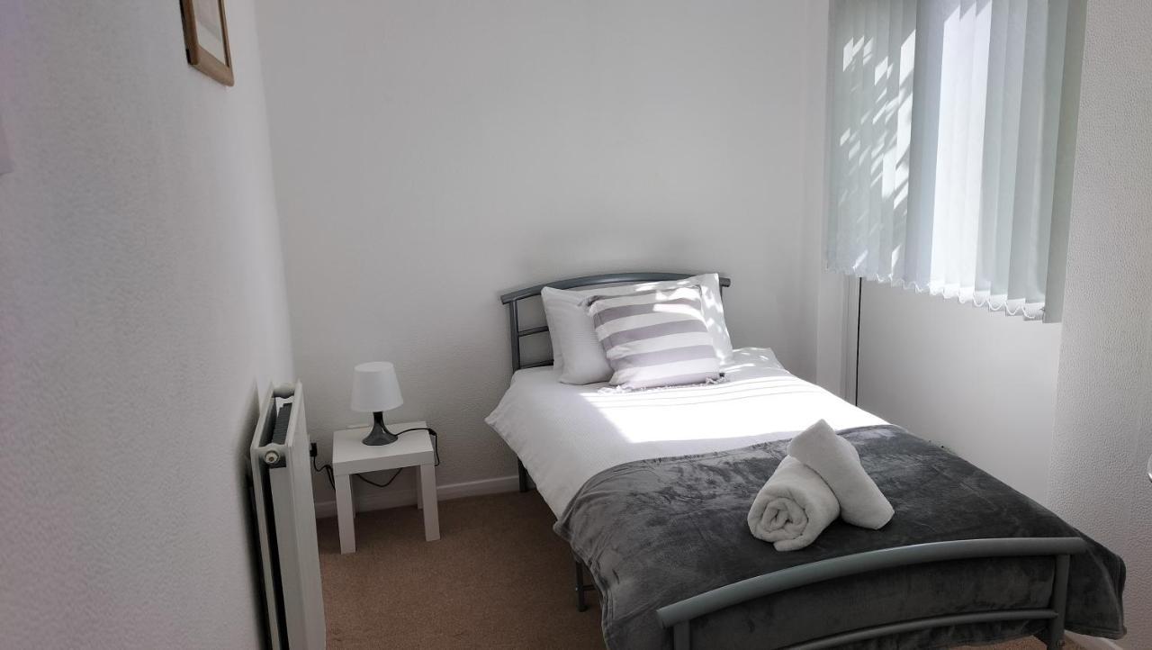 Apartment Leeson House In Harborne, Near Botanical Gardens, Queen Elizabeth Hospital, University, Utilita Arena, Edgbaston Cricket Ground, Cadbury World And The Mac, With Free Parking Birmingham