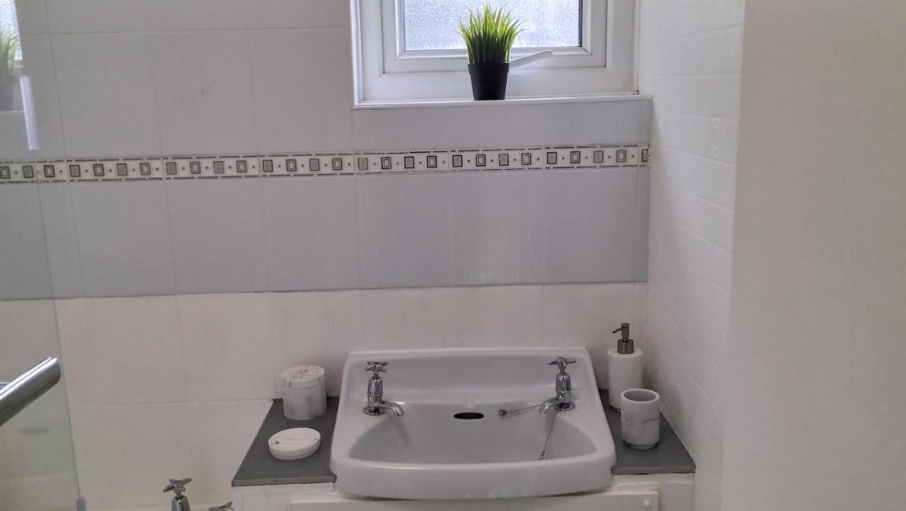 Apartment Leeson House In Harborne, Near Botanical Gardens, Queen Elizabeth Hospital, University, Utilita Arena, Edgbaston Cricket Ground, Cadbury World And The Mac, With Free Parking Birmingham