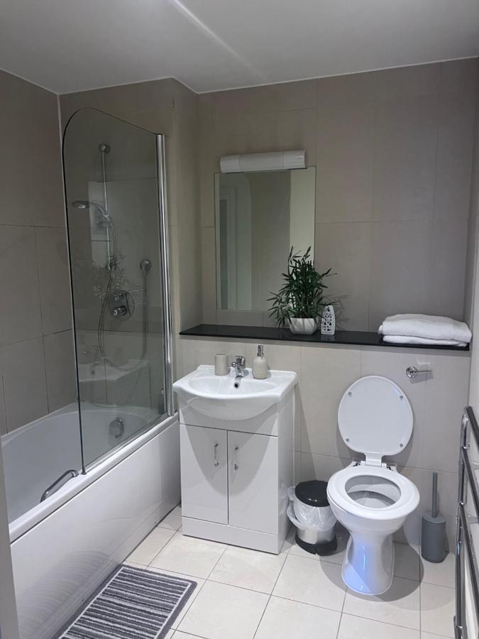 Broadway Plaza - 1 Bedroom *