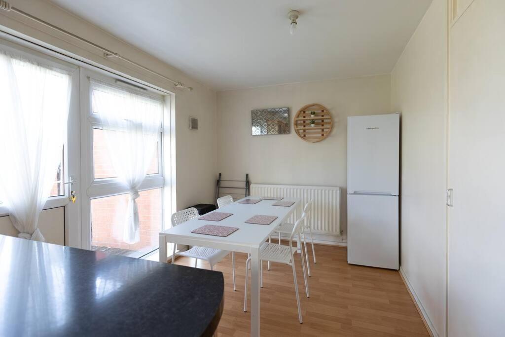 Ideal With Private Parking For Contractors & Groups Holiday home Birmingham