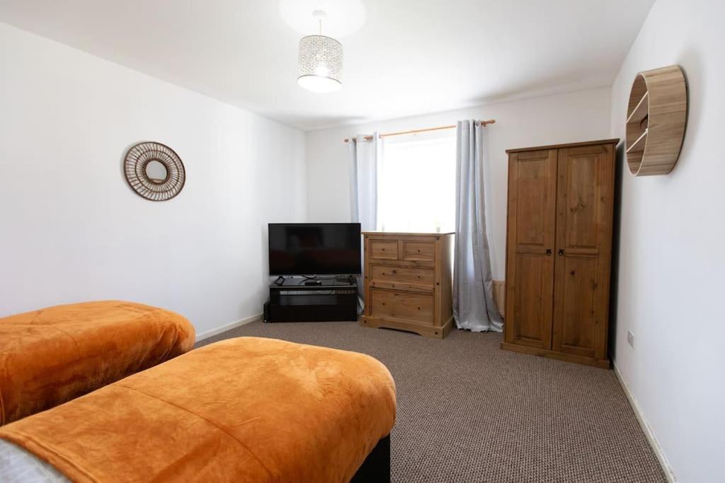 Ideal With Private Parking For Contractors & Groups