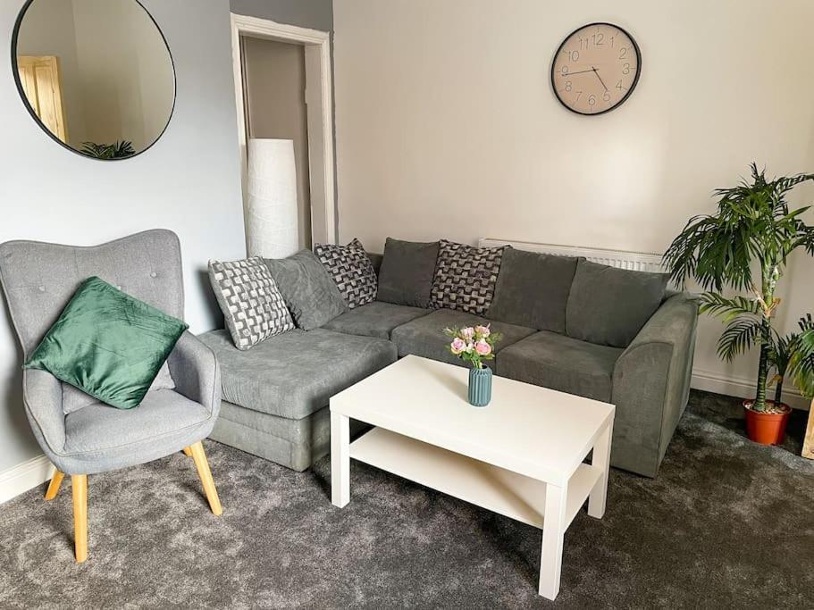 Apartment Perfect For Contractors & Families! 7 Beds Free Parking Birmingham