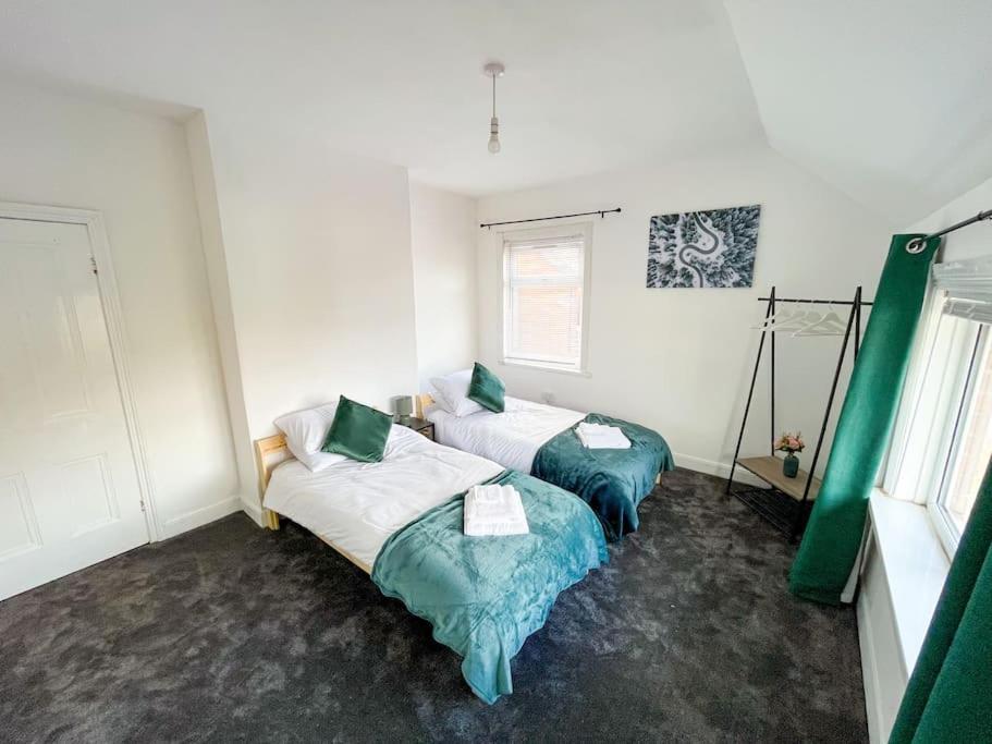 Perfect For Contractors & Families! 7 Beds Free Parking Apartment *