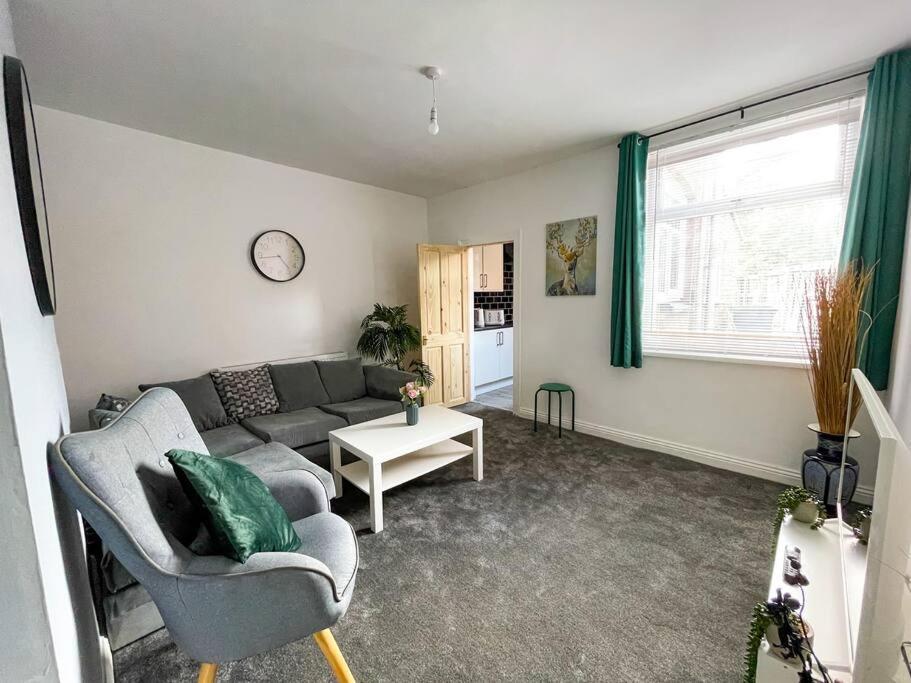 Apartment Perfect For Contractors & Families! 7 Beds Free Parking