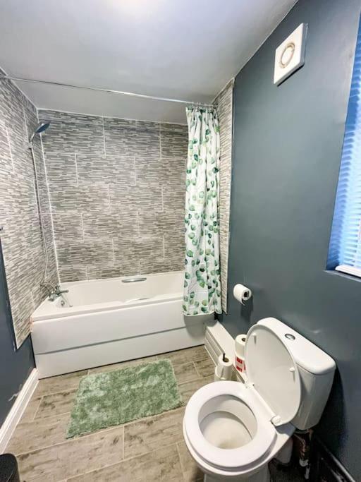 Perfect For Contractors & Families! 7 Beds Free Parking Apartment