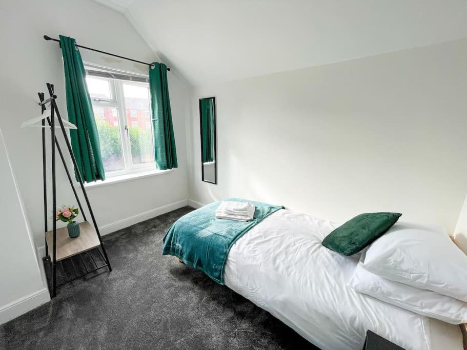 Perfect For Contractors & Families! 7 Beds Free Parking Apartment