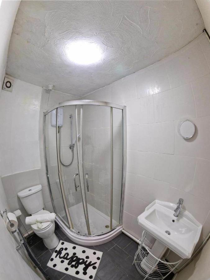 Fantastic Semi - Detached 4 Bedroom House Apartment *