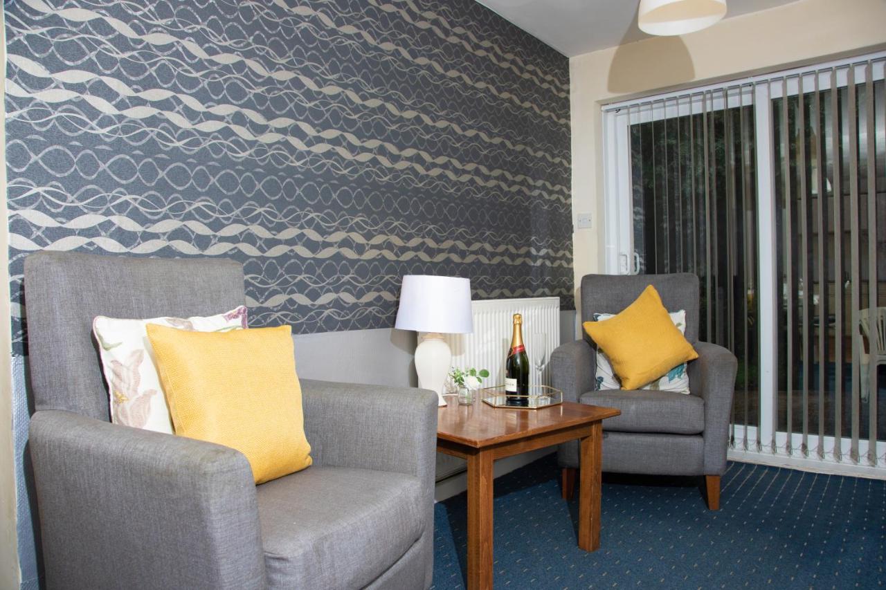 Fantastic Semi - Detached 4 Bedroom House Apartment