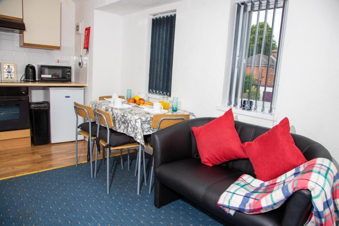 Fantastic Semi - Detached 4 Bedroom House Apartment *