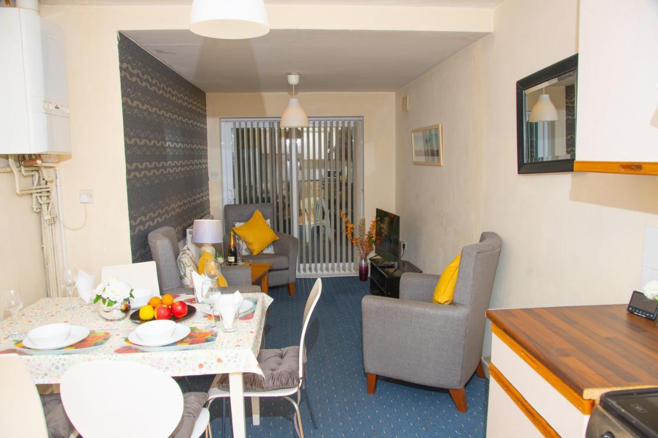 Apartment Fantastic Semi - Detached 4 Bedroom House