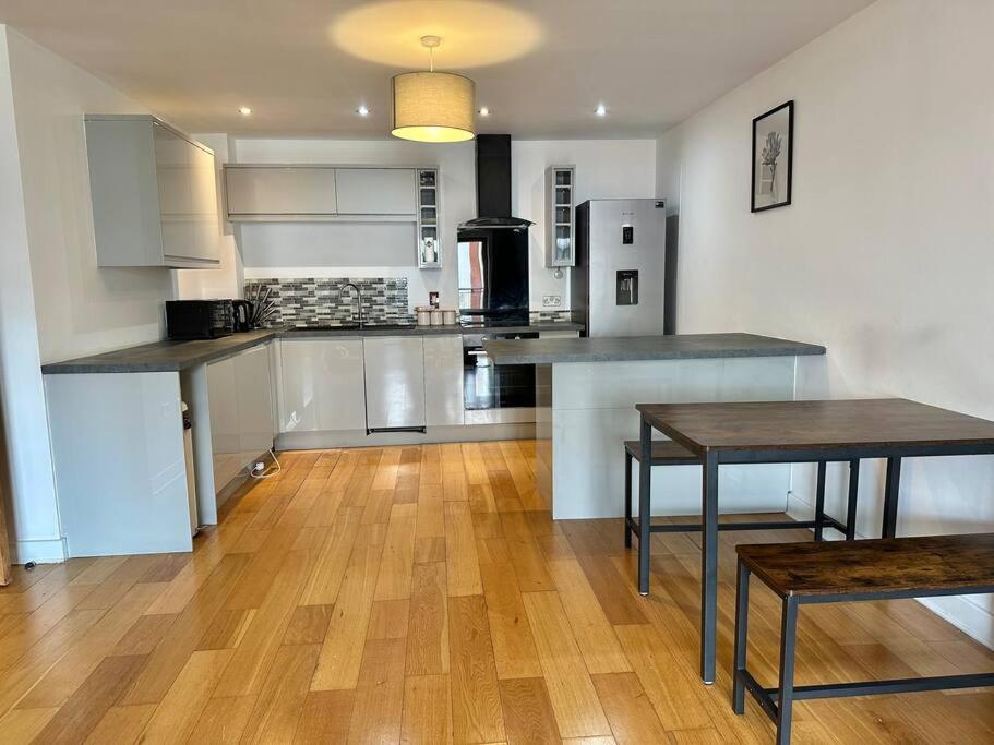 Urban Gateway In Central Apartment