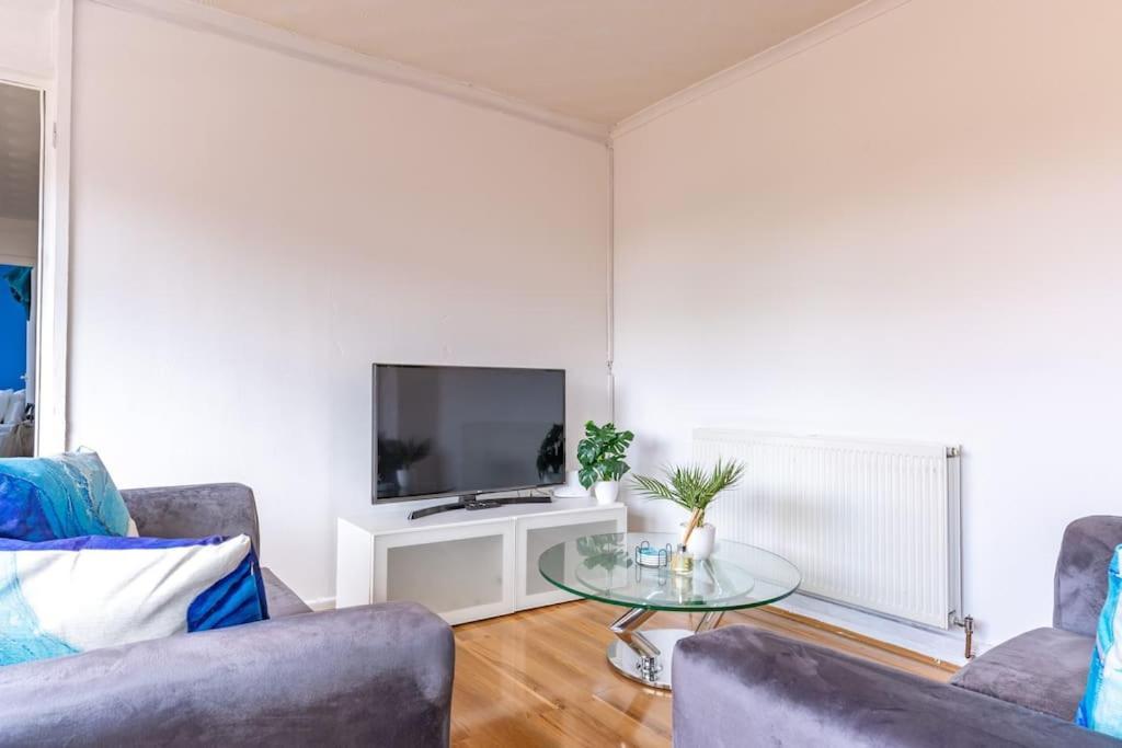Spacious Flat In West Midlands Apartment