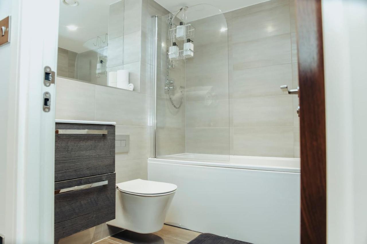 Stunning 2-bed In Center