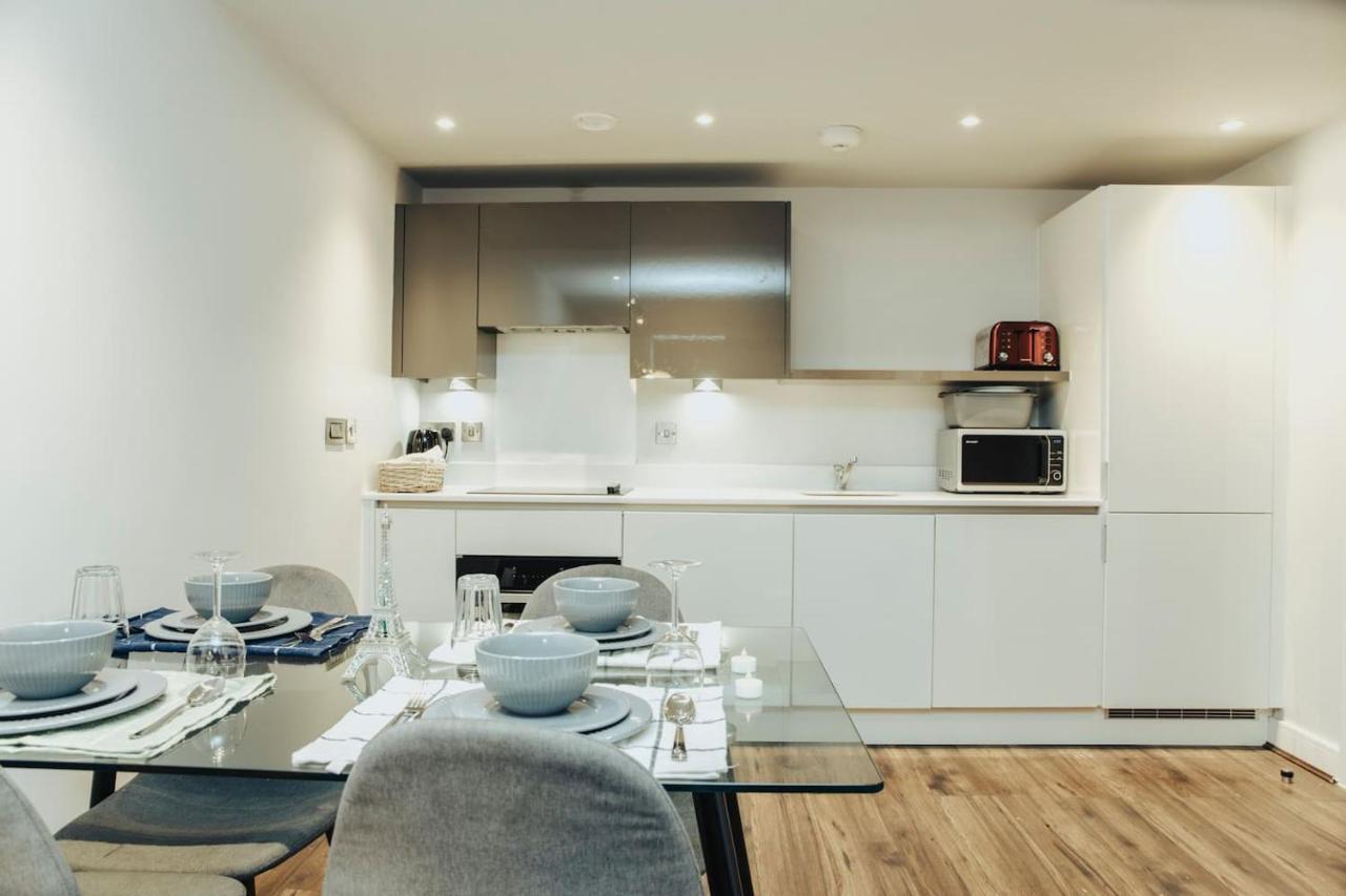 Stunning 2-bed In Center Apartment
