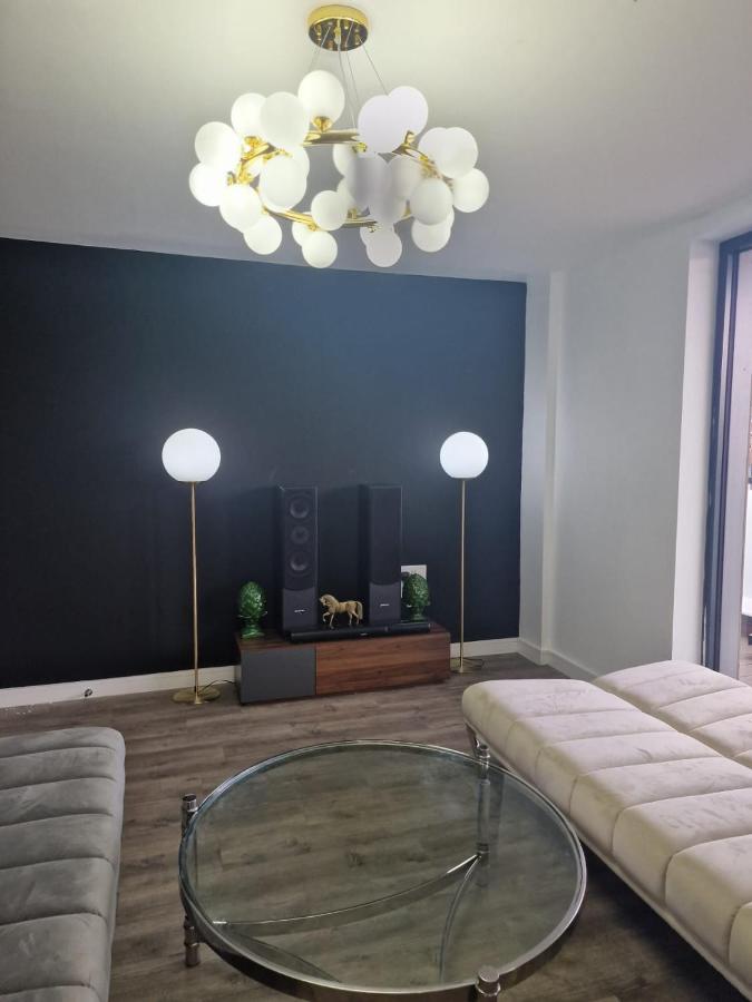 Rated Luxury In Centre Apartment *