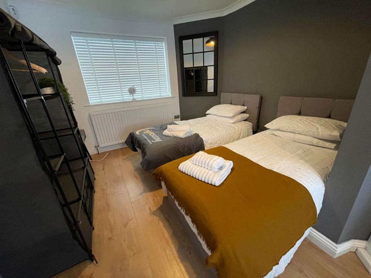 Beta House By Night Stay: Contractors Sleeps 9 * Birmingham