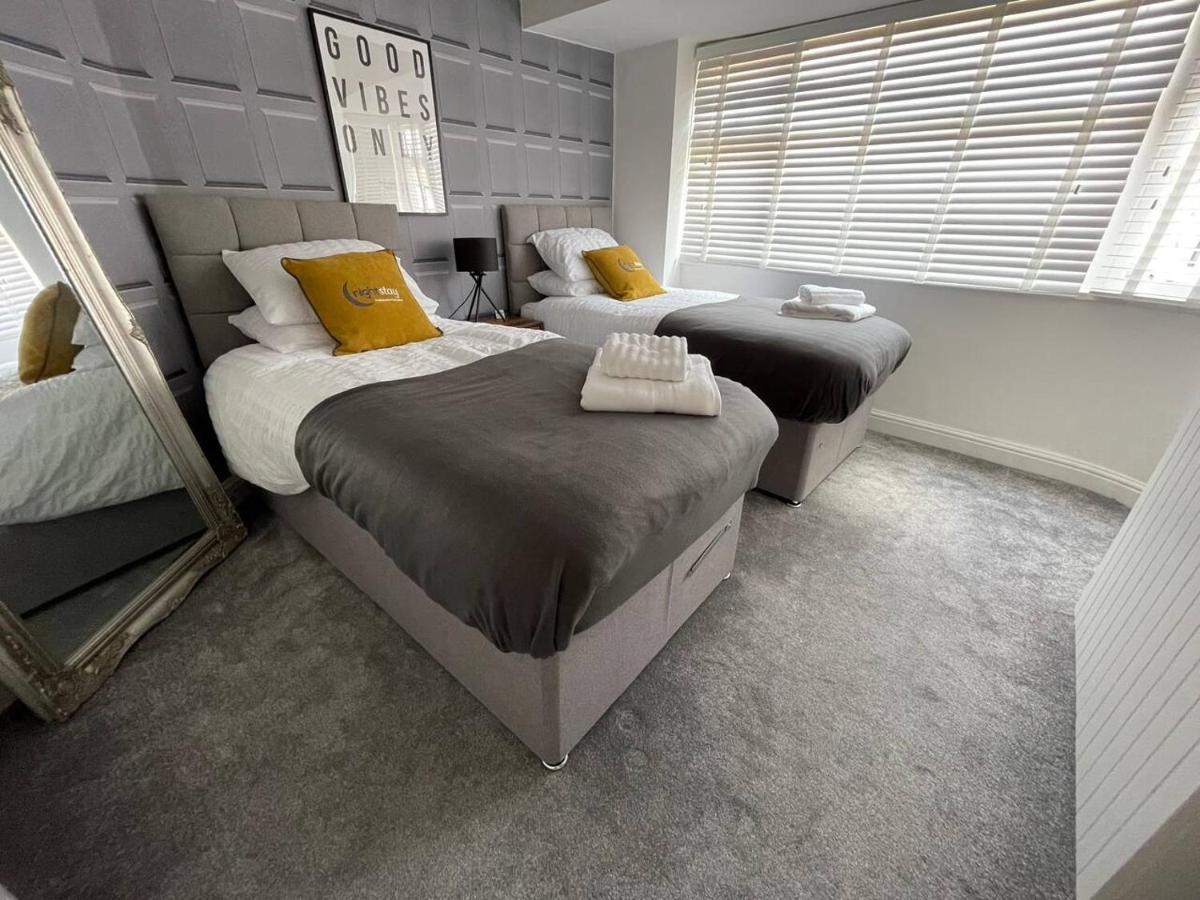 Beta House By Night Stay: Contractors Sleeps 9 Birmingham
