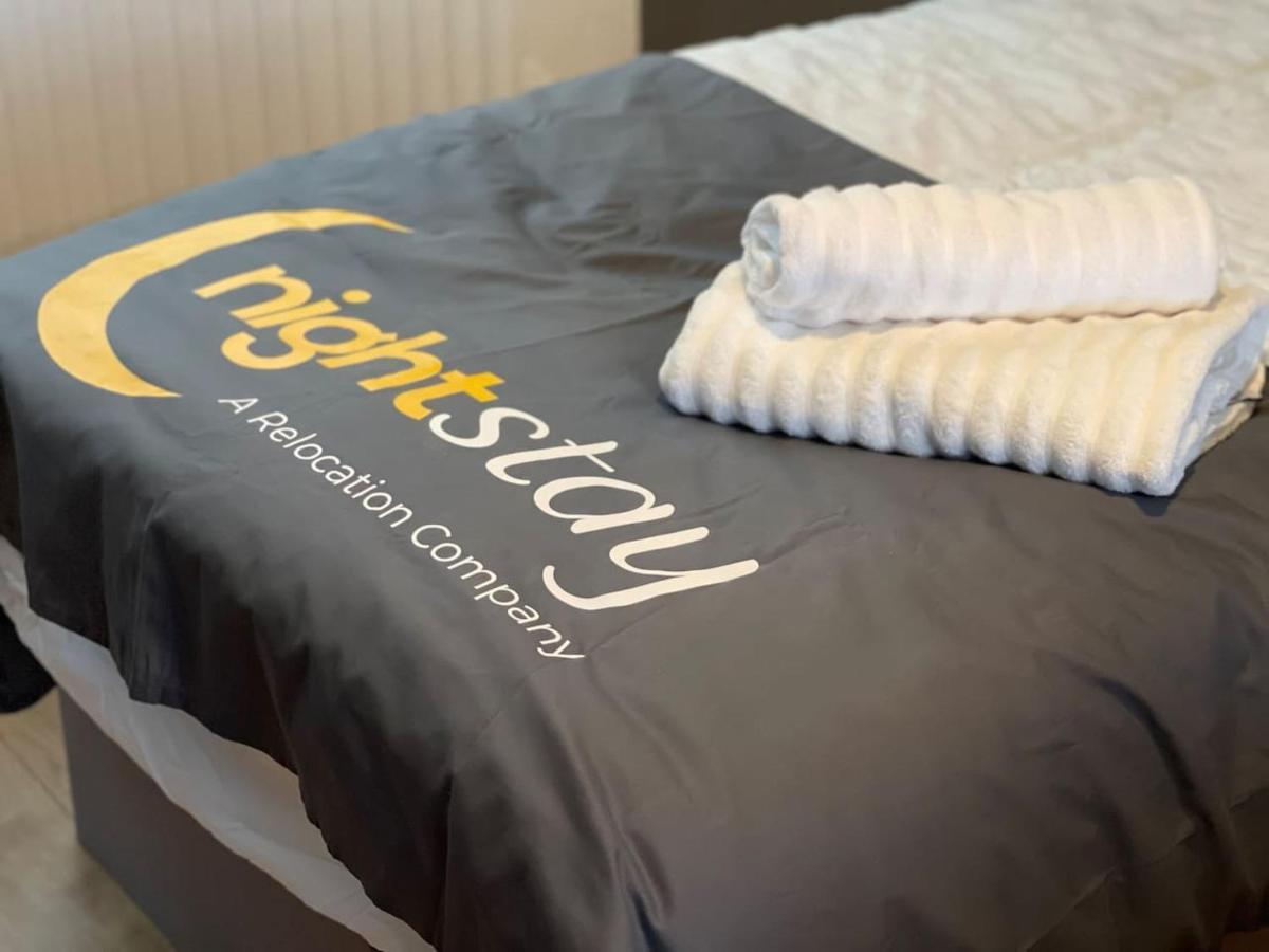 Beta House By Night Stay: Contractors Sleeps 9 Holiday home Birmingham