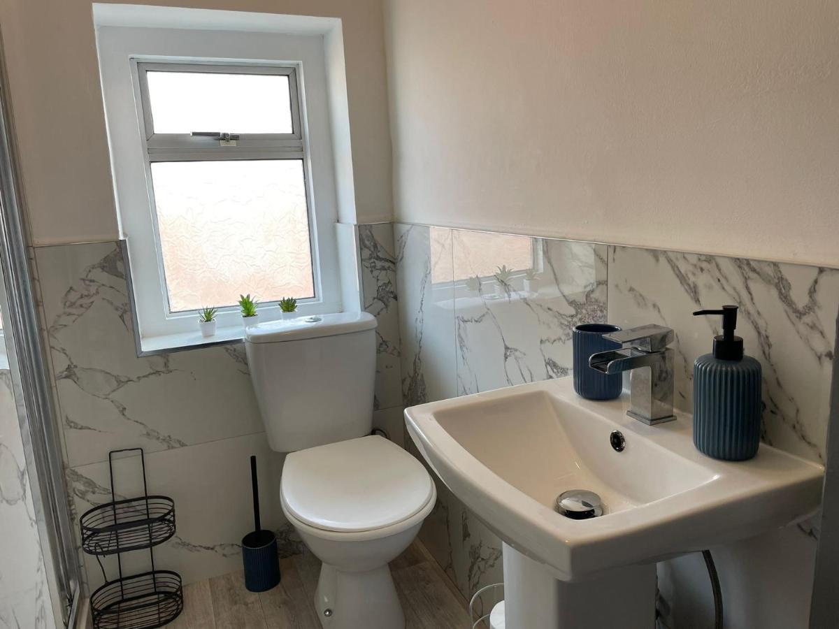 Birch, 7 Large Bedrm, Sleeps 14 Holiday home Birmingham