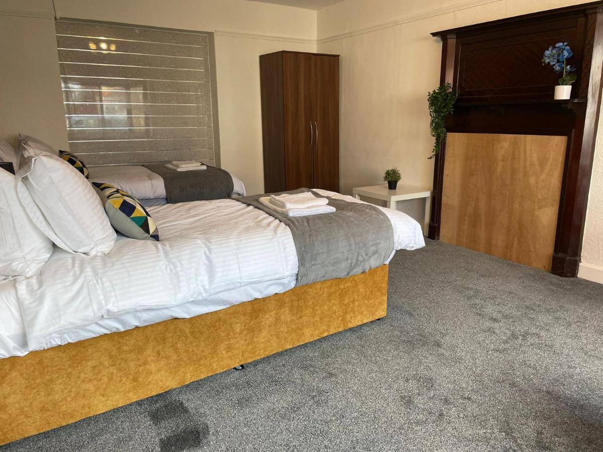Birch, 7 Large Bedrm, Sleeps 14 Holiday home