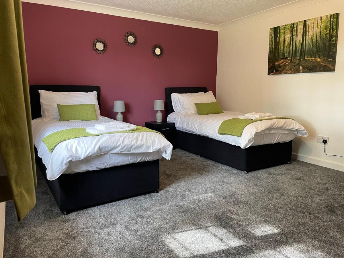 Birch, 7 Large Bedrm, Sleeps 14 Holiday home