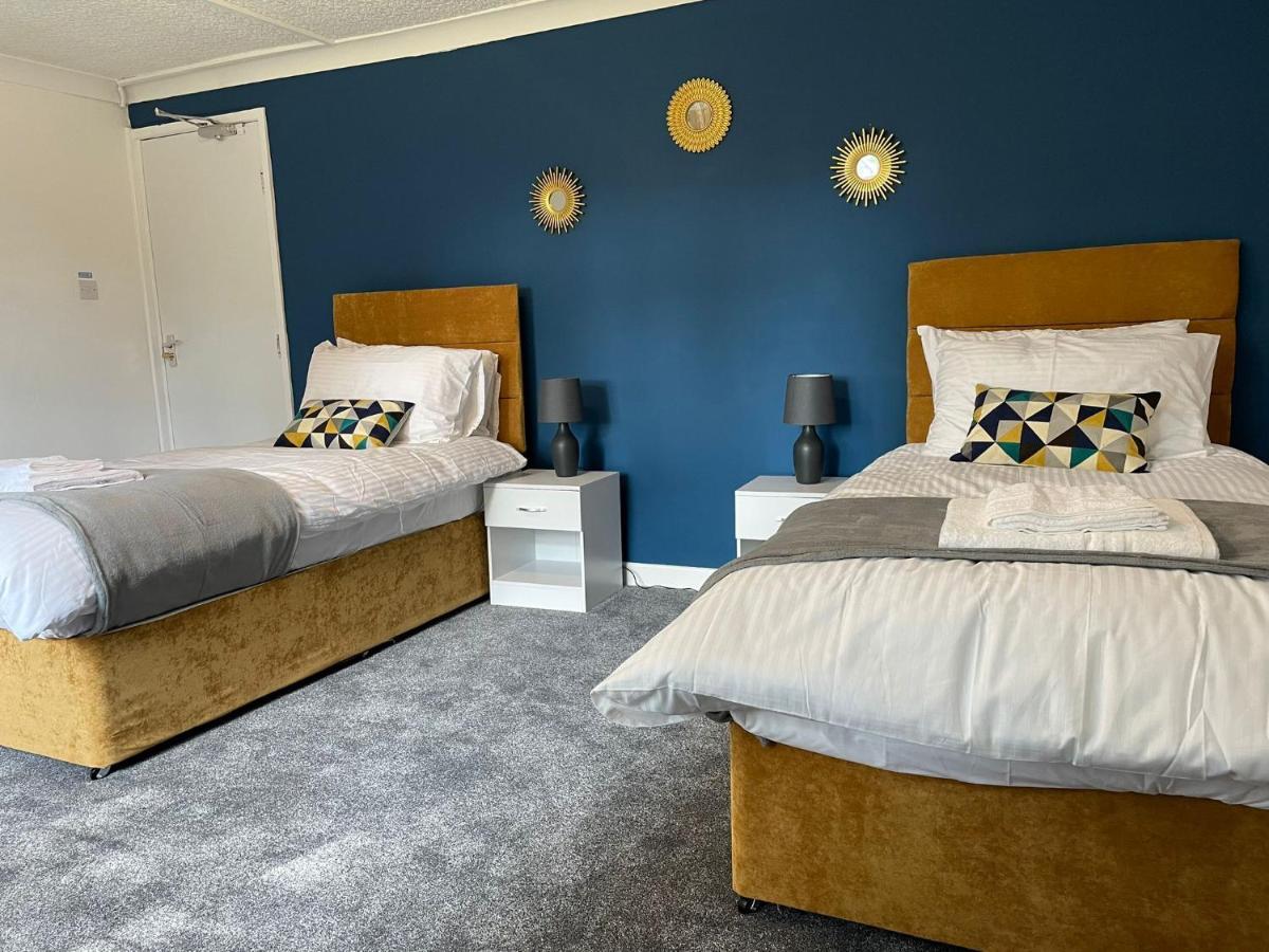 Birch, 7 Large Bedrm, Sleeps 14 Birmingham