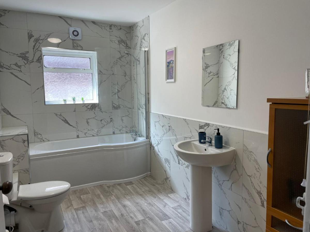 Birch, 7 Large Bedrm, Sleeps 14 Birmingham